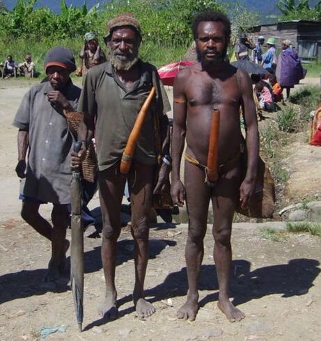 Bărbați din triburi africane