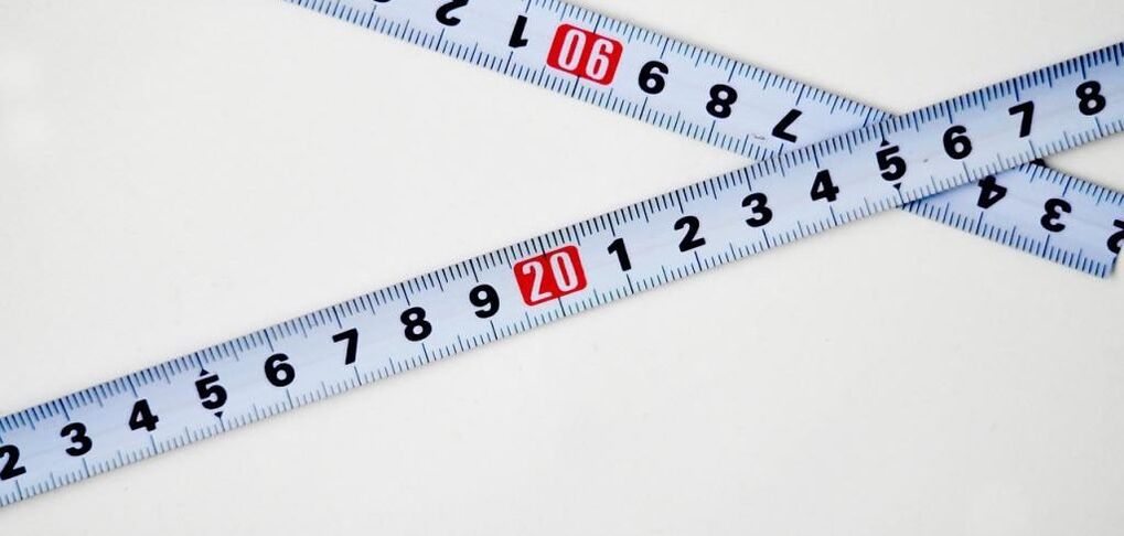 centimetru pentru măsurarea penisului unui adolescent înainte de mărire